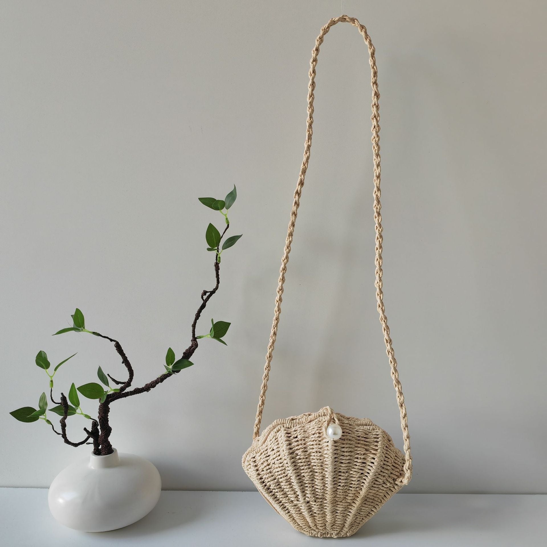 Woven Seashell Crossbody Bag – Beachy Summer Straw Purse with Pearl Clasp