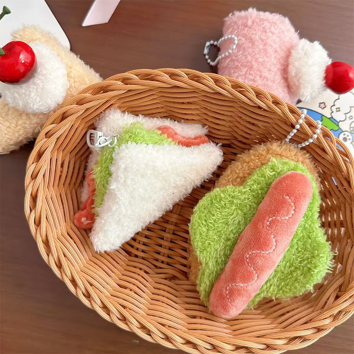 Kawaii Hot Dog Plush Bag Charm – Cute Sandwich Keychain for Backpacks, Handbags & Gifts