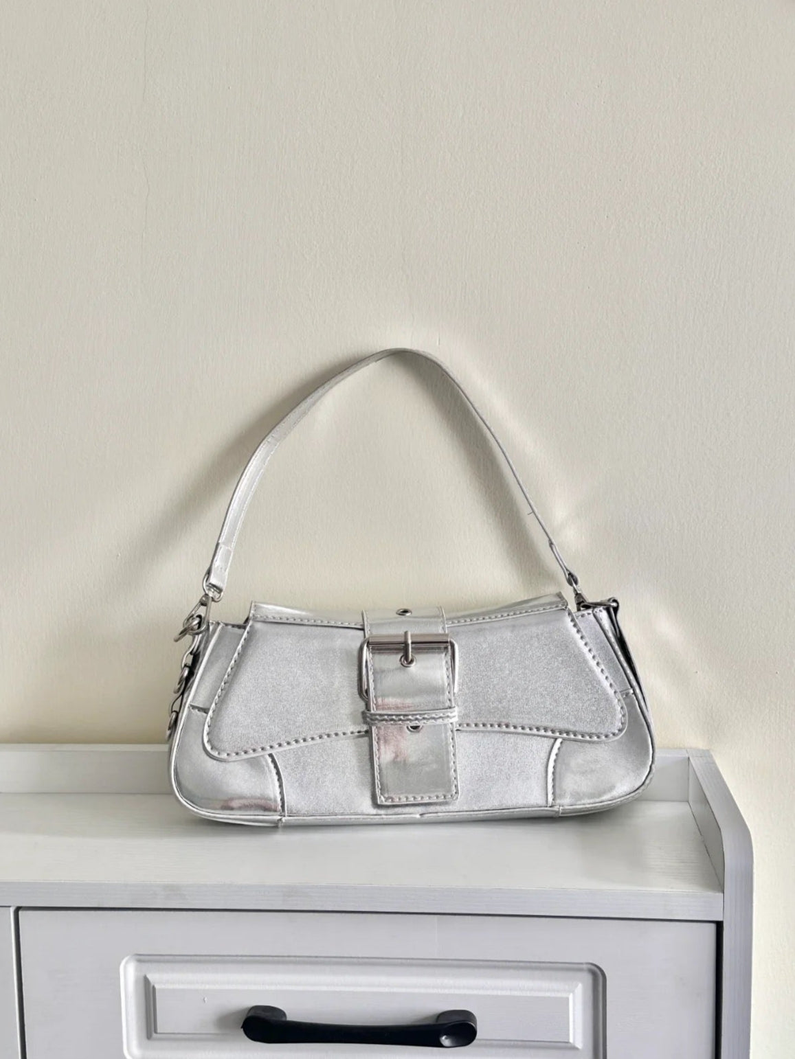 Chic Metallic Buckle Shoulder Bag – Silver / Black / Pink | Trendy Croc-Textured Handbag