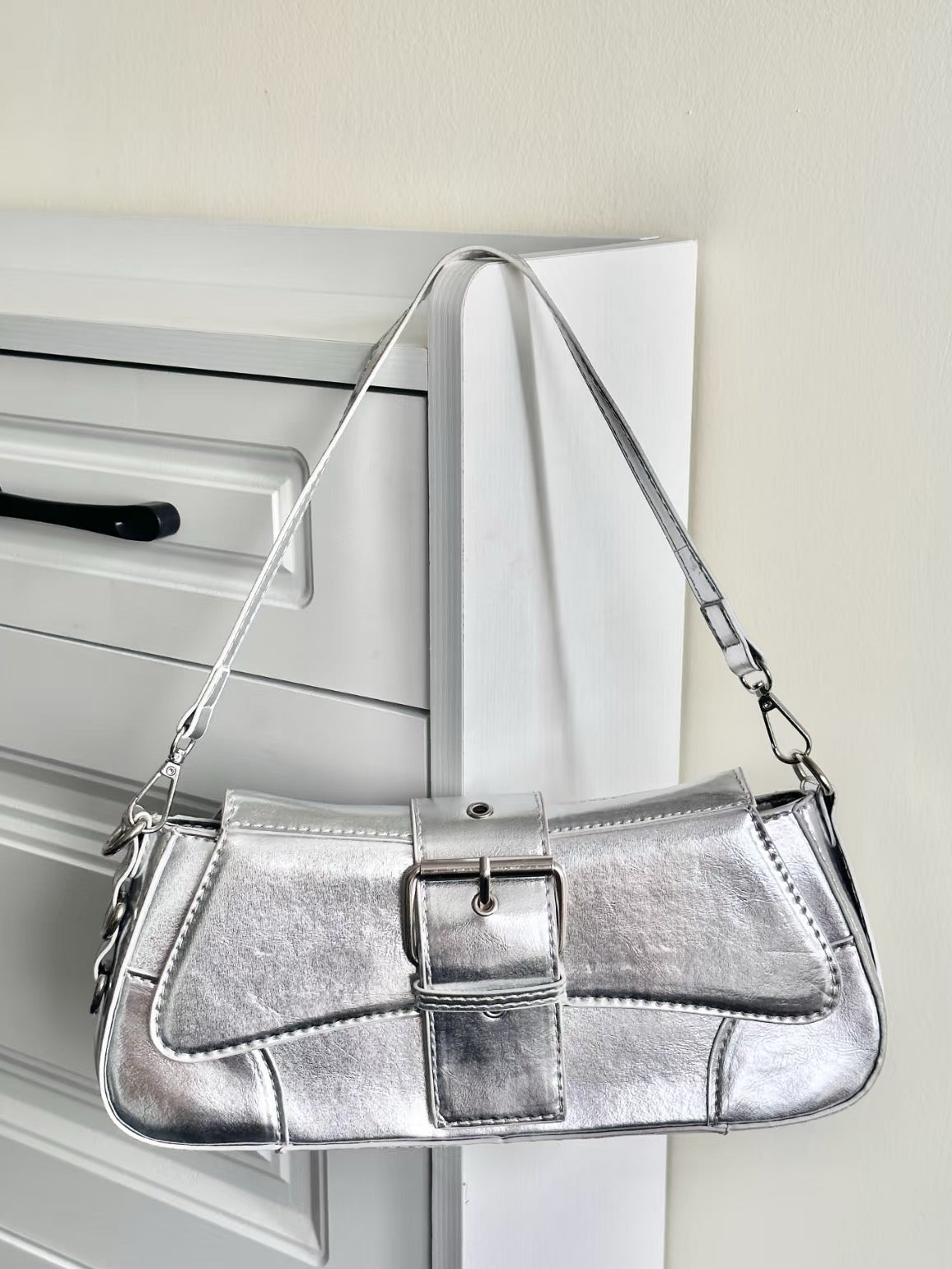 Chic Metallic Buckle Shoulder Bag – Silver / Black / Pink | Trendy Croc-Textured Handbag
